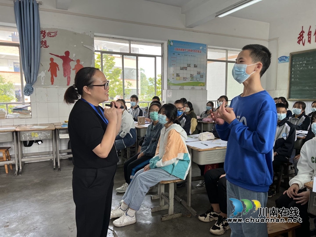 泸州纳溪:用心用情用力,让“花朵”向阳而生!(图2) 课堂辅导.jpg