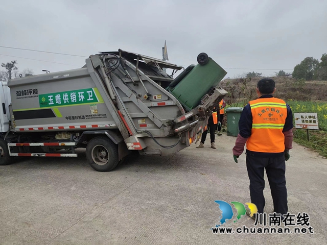 开展垃圾清运服务（崔宇摄）.jpg