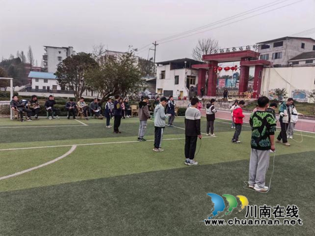 纳溪区教科中心到护国中学开展教学视导(图1) 教1.jpg