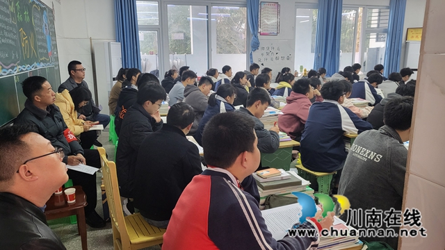 纳溪区教科中心到护国中学开展教学视导(图2) 教2.jpg