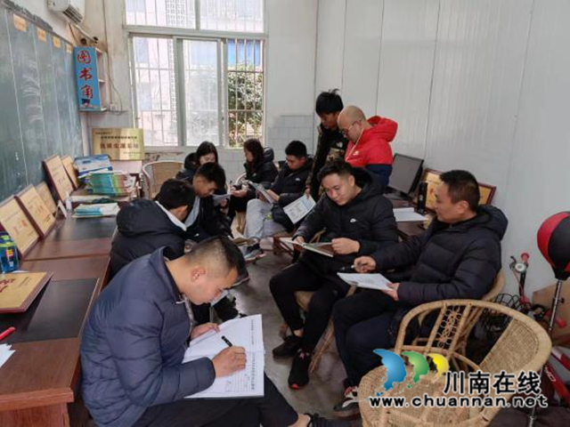 纳溪区教科中心到护国中学开展教学视导(图3) 教3.jpg