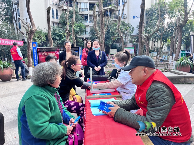 江阳区华阳街道:酒城老兵志愿者服务队进小区开展志愿者服务活动(图1) 71399de8e4c9bc4cd53c69dbf504103.jpg