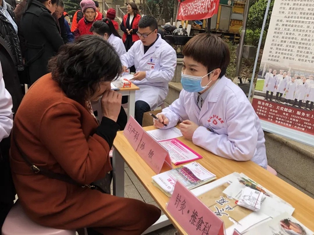 学雷锋精神 扬志愿新风 | 合江县中医医院义诊团队进社区送健康(图2) 2.jpg