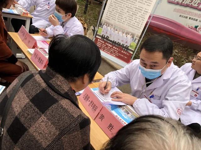 学雷锋精神 扬志愿新风 | 合江县中医医院义诊团队进社区送健康(图3) 3.jpg