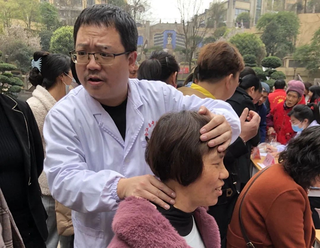 学雷锋精神 扬志愿新风 | 合江县中医医院义诊团队进社区送健康(图4) 4.jpg