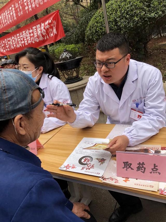 学雷锋精神 扬志愿新风 | 合江县中医医院义诊团队进社区送健康(图6) 6.jpg