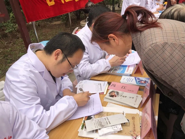学雷锋精神 扬志愿新风 | 合江县中医医院义诊团队进社区送健康(图9) 9.jpg