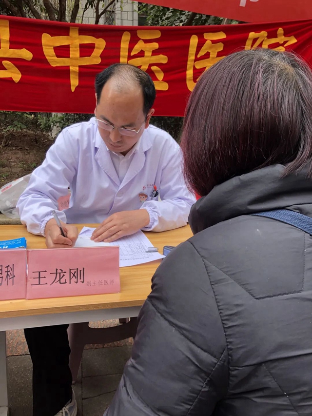 学雷锋精神 扬志愿新风 | 合江县中医医院义诊团队进社区送健康(图7) 7.jpg