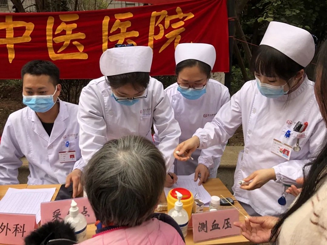学雷锋精神 扬志愿新风 | 合江县中医医院义诊团队进社区送健康(图10) 10.jpg