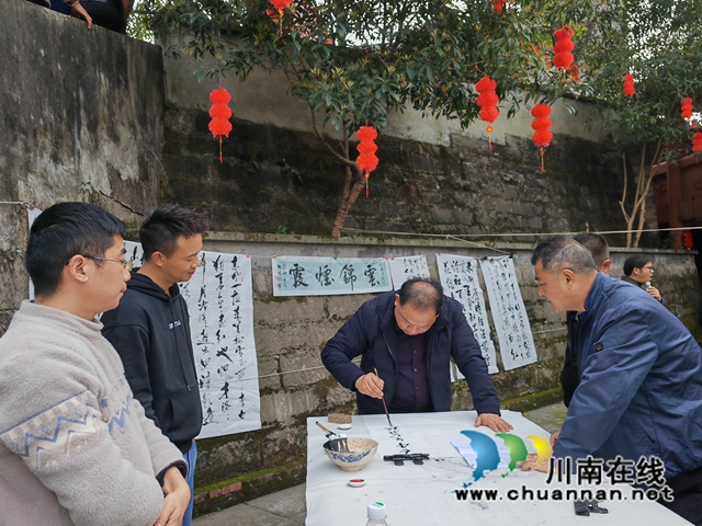 现场书写诗歌（曾佐然摄）.jpg