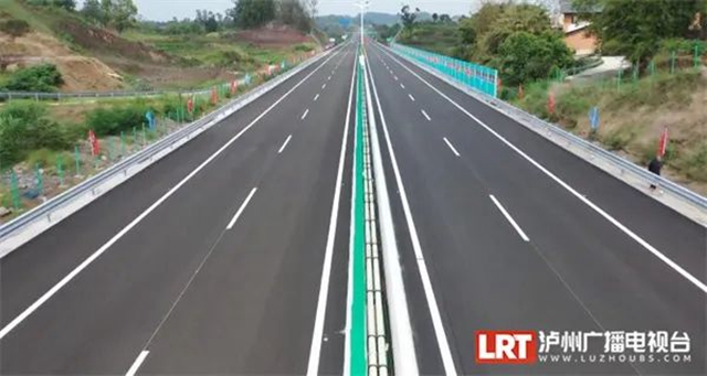 3月17日零时起,泸州两条高速正式联网收取车辆通行费(图5) 收费5.jpg