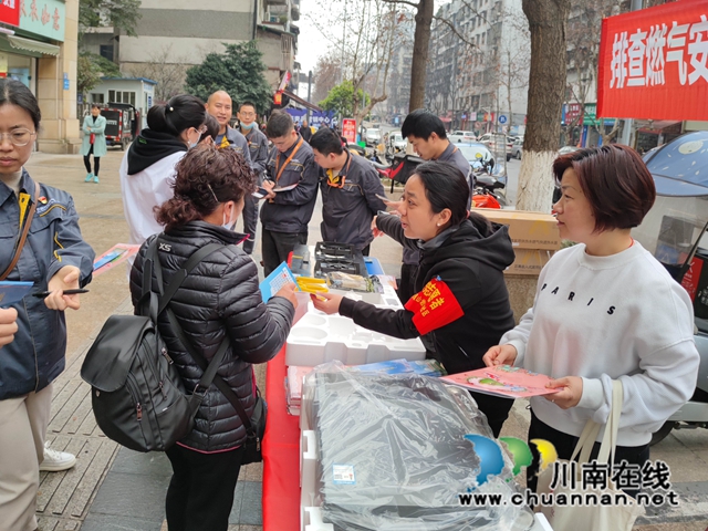 江阳区大山坪街道山岩脑社区开展燃气安全宣传活动(图3) 三3.jpg