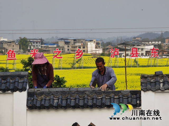 村民对房屋进行风貌改造（曾佐然摄）.jpg