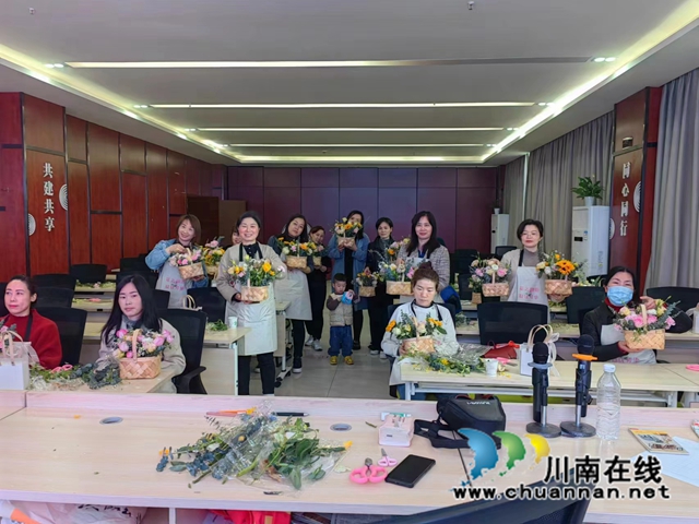 龙马潭区望山坪社区新时代文明实践站开展“情暖三月 花漾生活”主题插花活动(图1) 微信图片_20230309175438.jpg