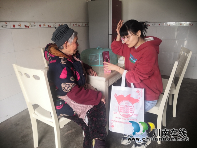 江阳区华阳街道:残联心连心送关怀,洗护用品入户美心灵(图2) 94d224180beef22887e712fb0233efd.jpg