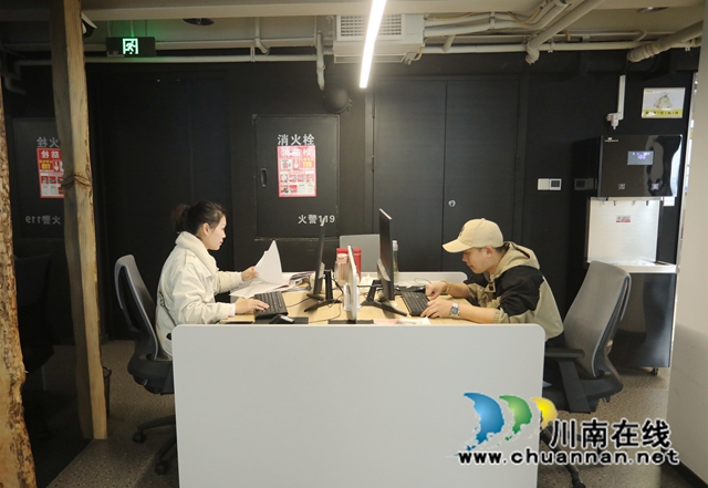 租用工位的创业者.JPG