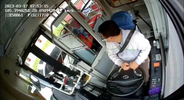 医院来的这趟“救护车”,“体型”有点大......(图3) 3.jpg