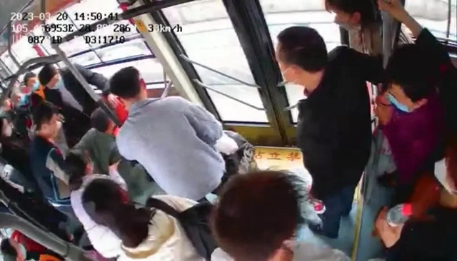 医院来的这趟“救护车”，“体型”有点大......