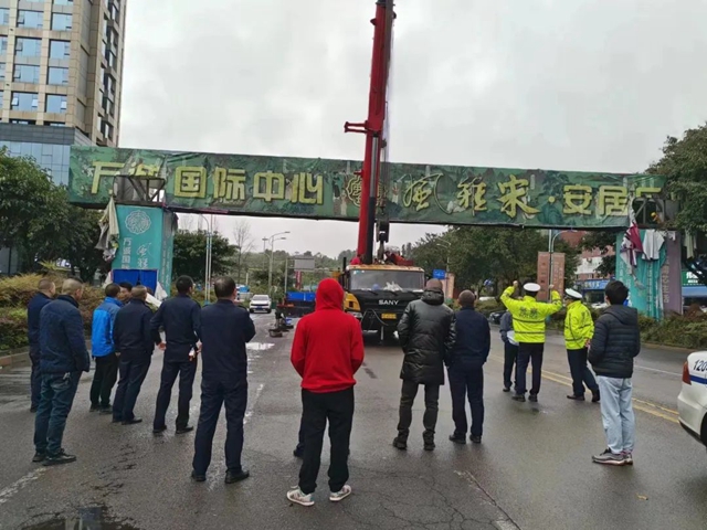 江阳区集中拆除违规户外广告