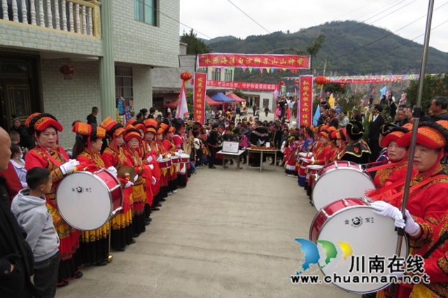 叙永县：各族同胞同庆“水潦彝族山神节”  (1).jpg