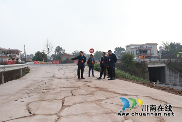 选民代表帮助群众解决实事.JPG