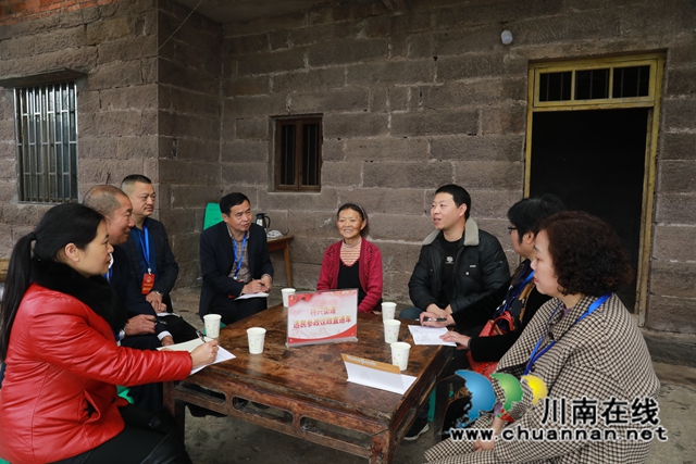 选民代表在群众家中.JPG