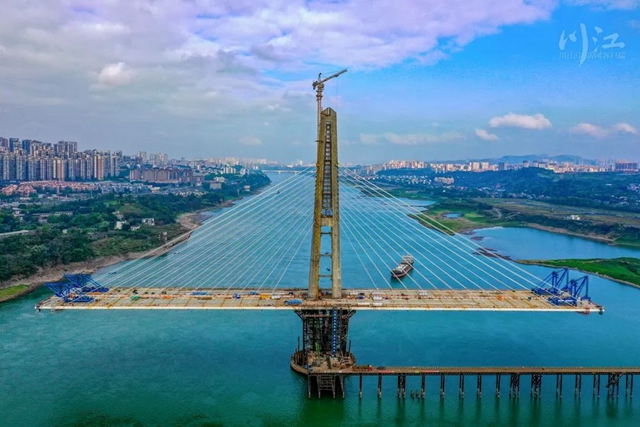 主桥“组装”过半!泸州长江六桥预计6月底实现合龙(图1) 1.jpg