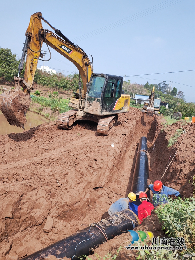 潮河镇潮河村水管安装现场（曾佐然摄）.jpg