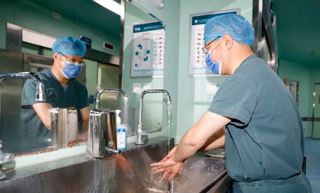 【硬核】16名“开脑壳”的医生啥样?(图4) 4.jpg