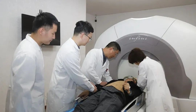 【硬核】16名“开脑壳”的医生啥样?(图6) 6.jpg