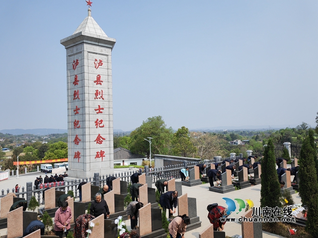 为烈士献花鞠躬（曾佐然摄）.jpg