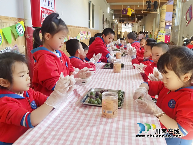 泸县城东幼儿园开展“缅怀先烈忆清明”主题教育活动(图1) 5.jpg