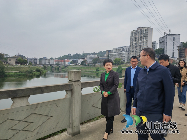 同饮一江水,共走文化路!重庆荣昌区万灵镇到泸县牛滩镇开展川渝融合交流活动(图1) 考察濑溪河保护(曾佐然摄).jpg