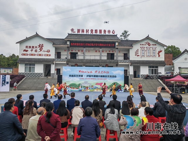 同饮一江水,共走文化路!重庆荣昌区万灵镇到泸县牛滩镇开展川渝融合交流活动(图5) 马儿灯表演(曾佐然摄).jpg