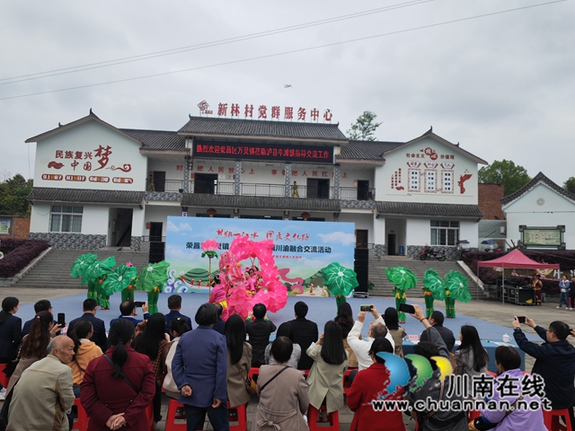 同饮一江水,共走文化路!重庆荣昌区万灵镇到泸县牛滩镇开展川渝融合交流活动(图6) 荷花龙表演(曾佐然摄).jpg