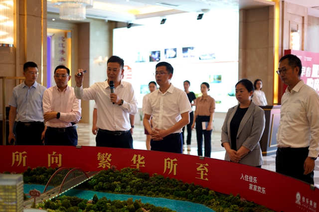 遂宁市河东新区党政代表团赴泸州考察泸州金融商业中心