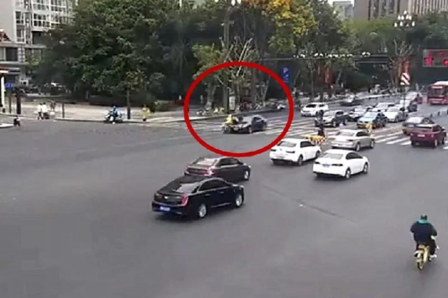 出事了！这个外卖骑手，全责！