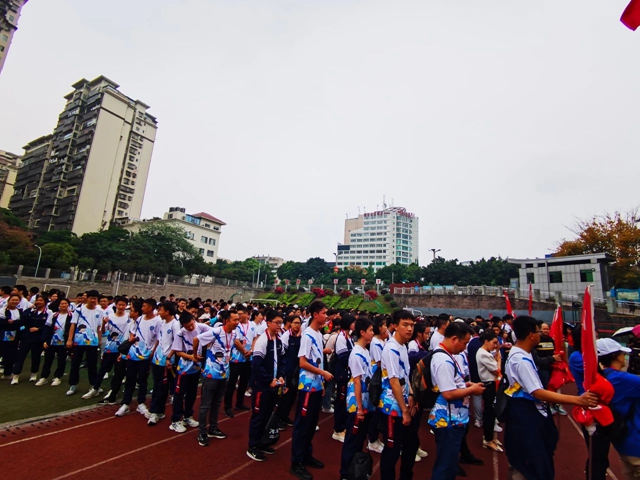 徒步拉练 亮剑中考|泸州十八中初2023届师生迎中考战前拉练活动(图1) 1.jpg