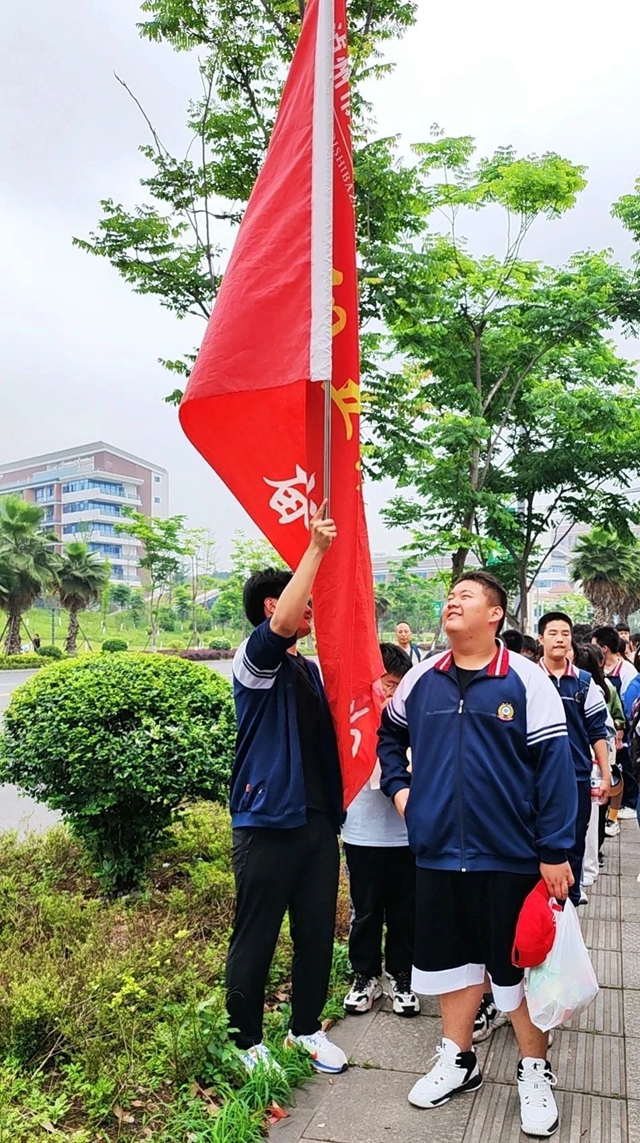 徒步拉练 亮剑中考|泸州十八中初2023届师生迎中考战前拉练活动(图4) 6.jpg
