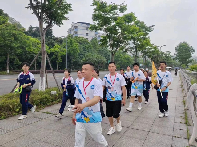 徒步拉练 亮剑中考|泸州十八中初2023届师生迎中考战前拉练活动(图3) 3.jpg