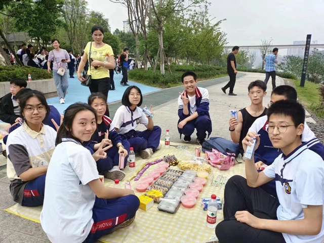 徒步拉练 亮剑中考|泸州十八中初2023届师生迎中考战前拉练活动(图9) 11.jpg