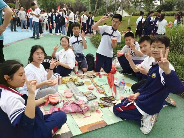 徒步拉练 亮剑中考|泸州十八中初2023届师生迎中考战前拉练活动(图10) 12.jpg