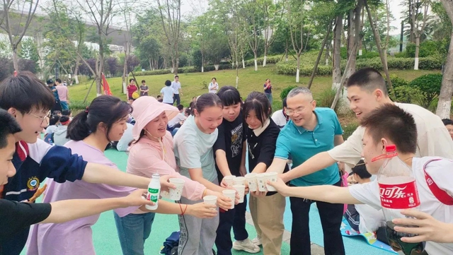 徒步拉练 亮剑中考|泸州十八中初2023届师生迎中考战前拉练活动(图11) 13.jpg