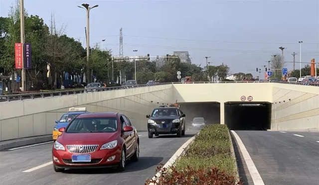 泸州关口下穿隧道辅道限高装置启用(图1) 关口1.jpg