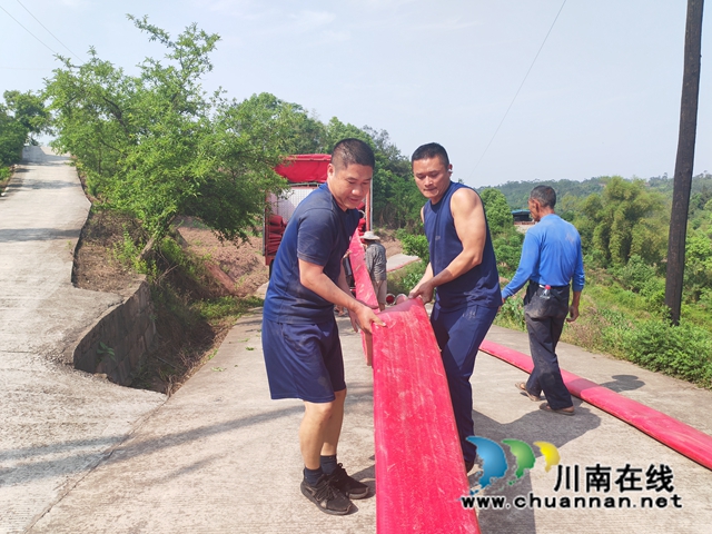 泸县百和镇:抗旱保春耕,多点发力守好“粮袋子”(图10) 应急救援队伍与群众携手抗旱保春耕 (1).jpg