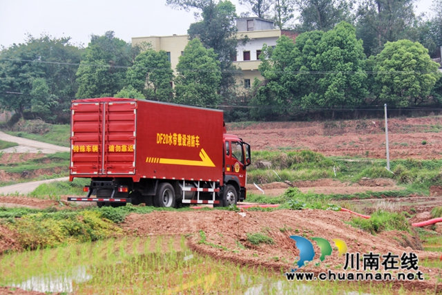 泸县百和镇:抗旱保春耕,多点发力守好“粮袋子”(图13) 应急救援消防车在田间地头助力春耕 (1).jpg