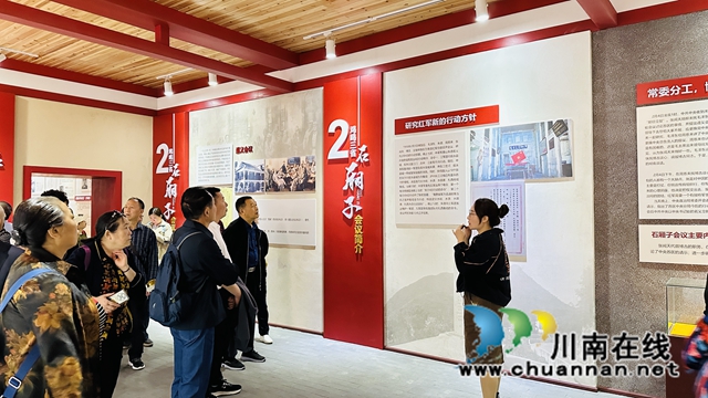 江阳区华阳街道:铭记革命历史,传承红色基因(图1) 2.社区党员现场聆听会议历史.jpg