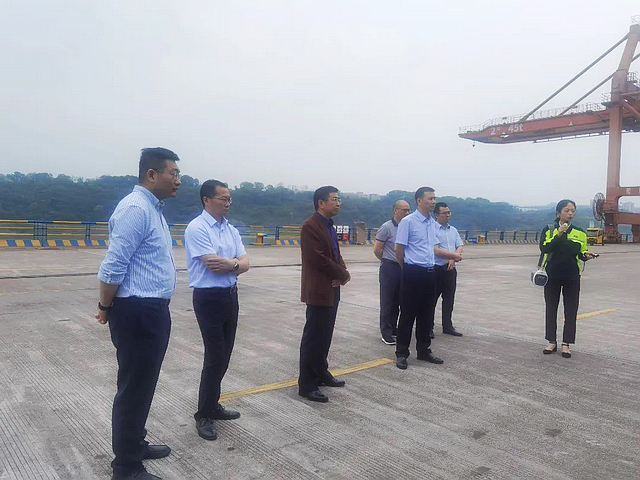 四川省人民政府口岸与物流办公室一行调研泸州市口岸物流工作(图2) nEO_IMG_2.jpg