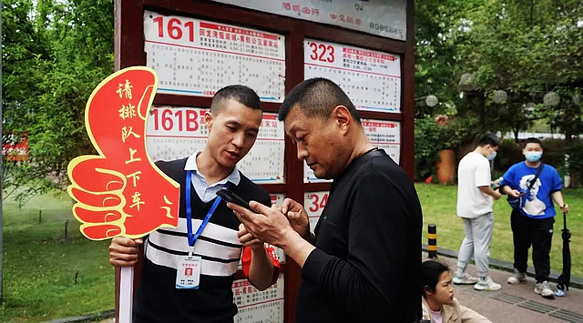 运力增投保畅通 站点值守护秩序|泸州公交为您的“五一”出行护航(图2) nEO_IMG_2.jpg