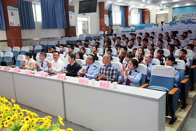 泸州十八中隆重举行“青少年税收普法教育基地”揭牌仪式(图2) nEO_IMG_2.jpg